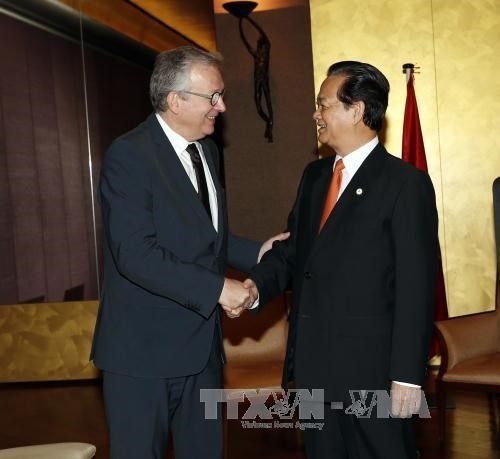 PM meets French Communist Party, companies’ representatives - ảnh 1